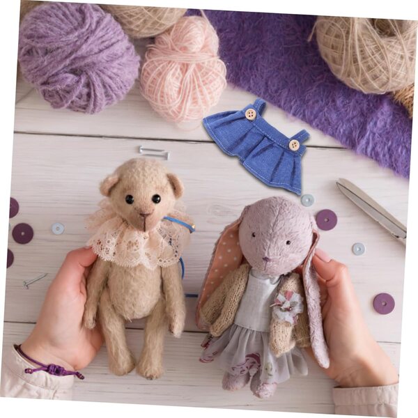 Set mit 4 Kleidungsstücken mit Latzhose und Rock für 17-cm-Puppen aus weichem und widerstandsfähigem Stoff