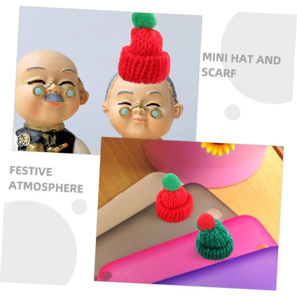 12 gestrickte Mini-Weihnachtsmützen und -schals in Rot, Weiß und Grün