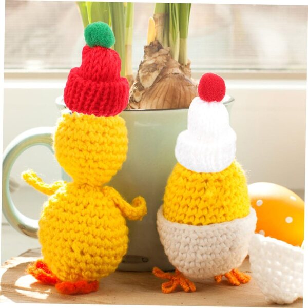 12 gestrickte Mini-Weihnachtsmützen und -schals in Rot, Weiß und Grün