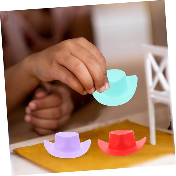 40 Mini Cappelli da Cowgirl Colorati in Plastica per Bambole e Decorazioni Fai da Te