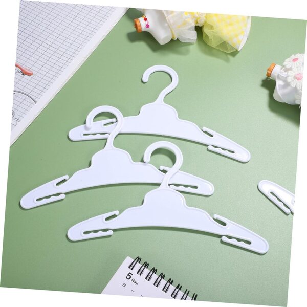 12 Mini-Kleiderbügel für Puppen BESTonZON Weiß, widerstandsfähiges Zubehör für Puppenhäuser