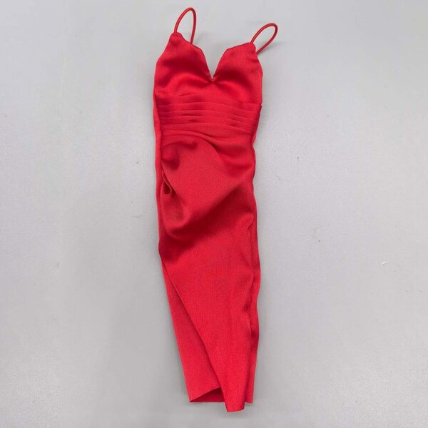 Dunkelrotes Abendkleid aus Stoff für 1:6-Puppe – elegant und realistisch