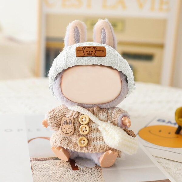 Set mit 3 eleganten Kleidungsstücken und Accessoires für 17-cm-Puppen – 3 Hüte, Pullover und Taschen