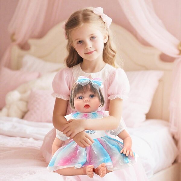 Kleid für 50–55 cm große Puppen mit puderblauem Tüllrock, Schleife und Socken – 4-teiliges Set