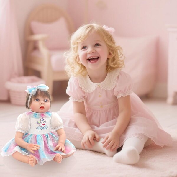 Kleid für 50–55 cm große Puppen mit puderblauem Tüllrock, Schleife und Socken – 4-teiliges Set