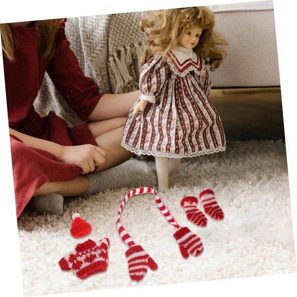 Set vestiti miniatura natalizi per bambole: cappello, guanti e calzini invernali morbidi