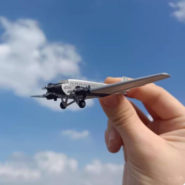 WWII Deutschland Junkers Ju 52 Flugzeugmodell im Maßstab 1:250 aus Legierung und PC – Sammlerstück