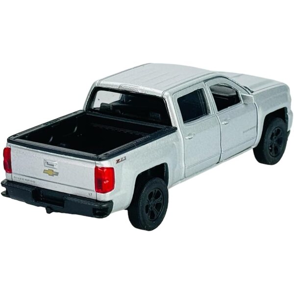 Chevrolet Silverado, 4. Januar 2018, silbernes Modell im Maßstab 1/34–1/39 aus Metall