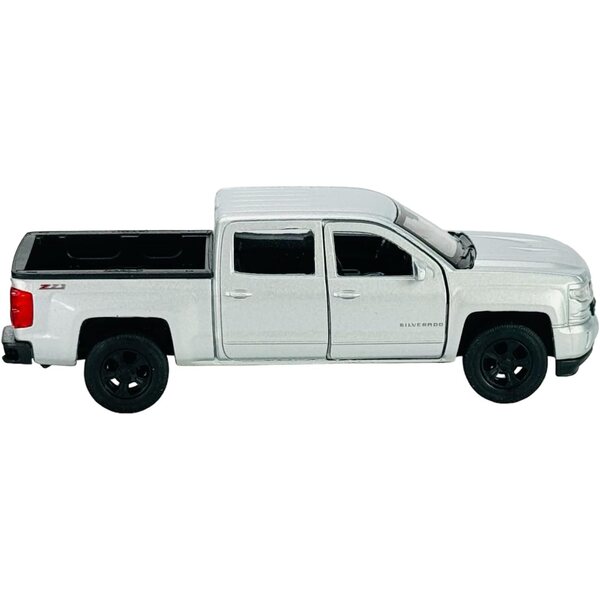 Chevrolet Silverado, 4. Januar 2018, silbernes Modell im Maßstab 1/34–1/39 aus Metall