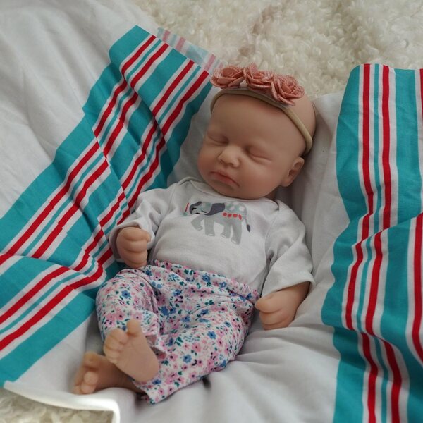 MYREBABY 30,5 cm große Silikon-Rebornpuppe mit Kleidung, Accessoires und Stofftieren für Babys ab 3 Jahren