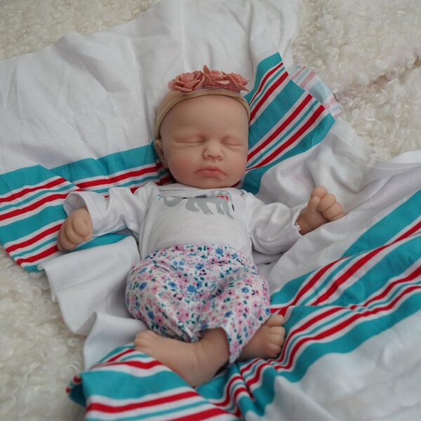 MYREBABY 30,5 cm große Silikon-Rebornpuppe mit Kleidung, Accessoires und Stofftieren für Babys ab 3 Jahren
