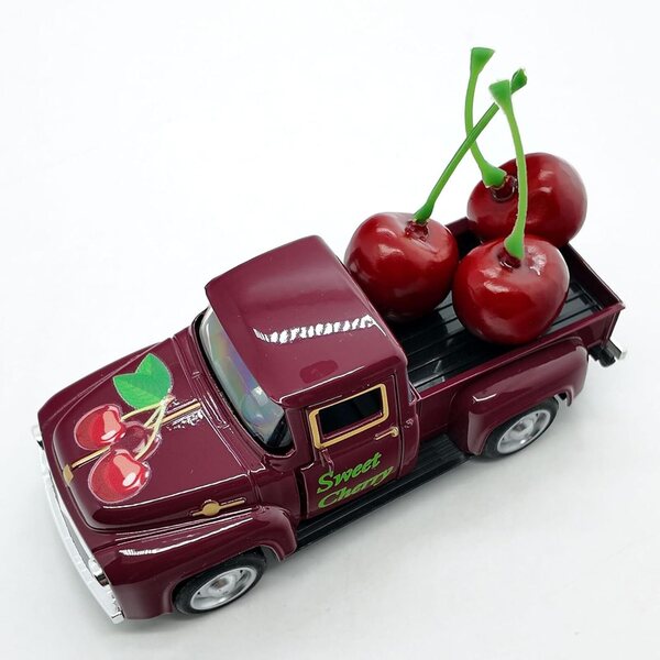 Bauernhof-LKW-Dekoration mit künstlichen Früchten, kreatives Vintage-Herzstück