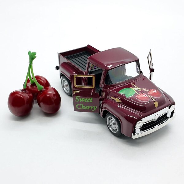 Bauernhof-LKW-Dekoration mit künstlichen Früchten, kreatives Vintage-Herzstück