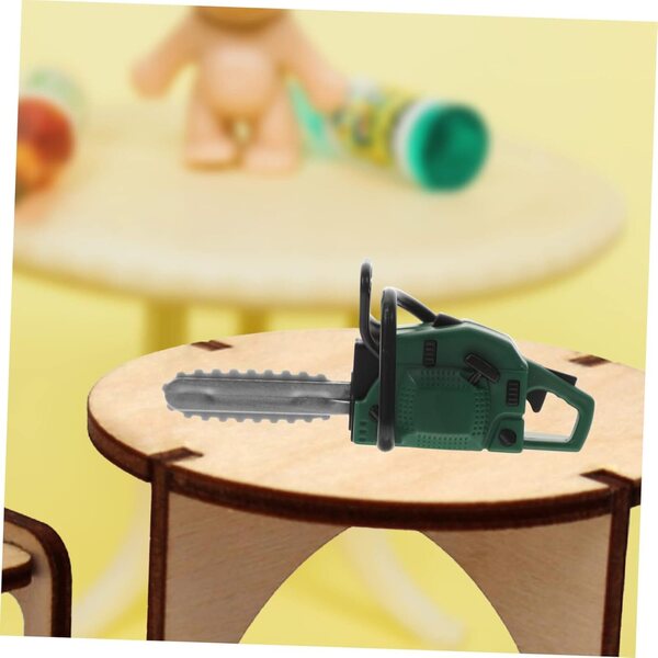 Miniatur-Kettensäge für Puppenhaus aus grünem PVC, 8,5 x 3,6 cm