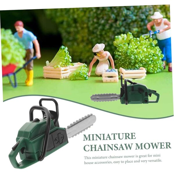 Miniatur-Kettensäge für Puppenhaus aus grünem PVC, 8,5 x 3,6 cm