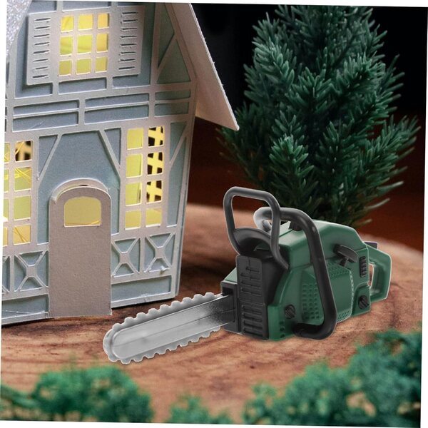 Miniatur-Kettensäge für Puppenhaus aus grünem PVC, 8,5 x 3,6 cm