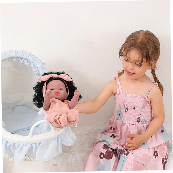 Realistische 33 cm große Babypuppe aus Vinyl mit positionierbarer schwarzer Haut und Schleife
