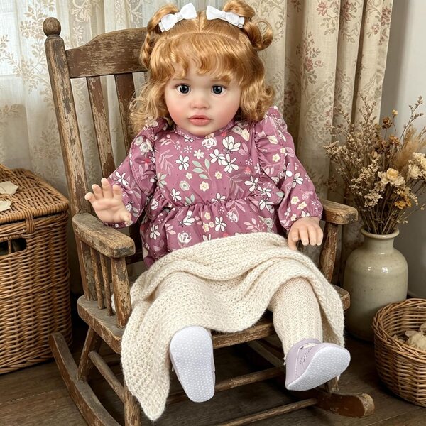 Bambola Reborn Pippa 66 cm con Capelli Biondi Ricci e Corpetto in Tessuto Morbido