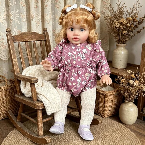 Bambola Reborn Pippa 66 cm con Capelli Biondi Ricci e Corpetto in Tessuto Morbido