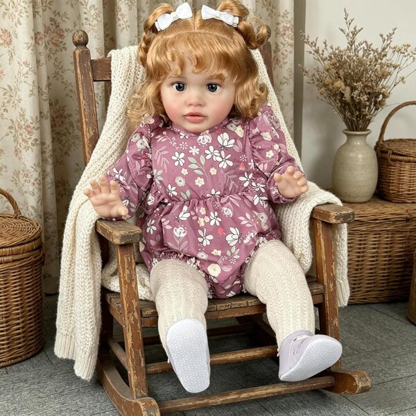Bambola Reborn Pippa 66 cm con Capelli Biondi Ricci e Corpetto in Tessuto Morbido