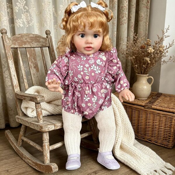 Bambola Reborn Pippa 66 cm con Capelli Biondi Ricci e Corpetto in Tessuto Morbido