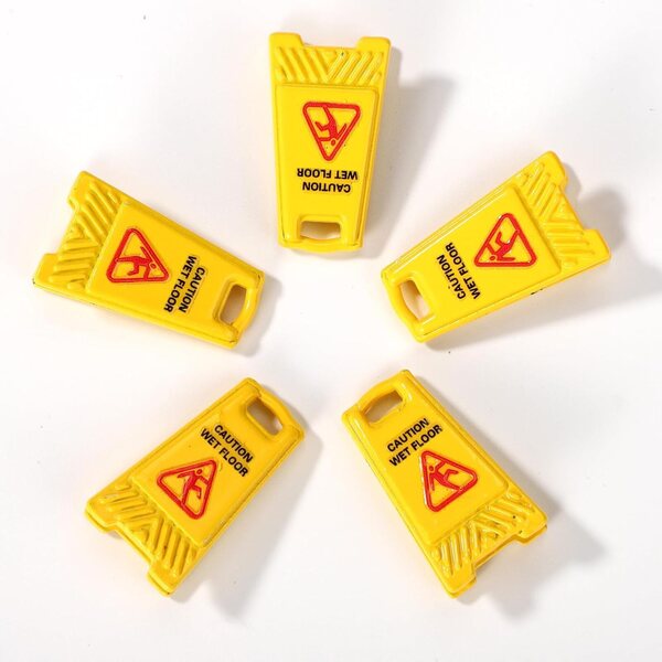 5 Mini Segnali Pavimento Bagnato Gialli in Lega per Casa delle Bambole 2,6x1,4 cm