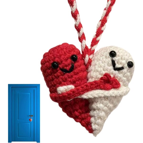 Bambola a forma di cuore fatta a mano in maglia, decorazione e regalo positivo