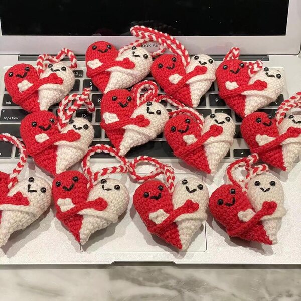 Bambola a forma di cuore fatta a mano in maglia, decorazione e regalo positivo