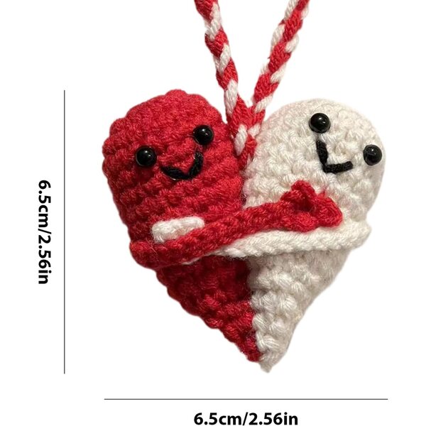 Bambola a forma di cuore fatta a mano in maglia, decorazione e regalo positivo