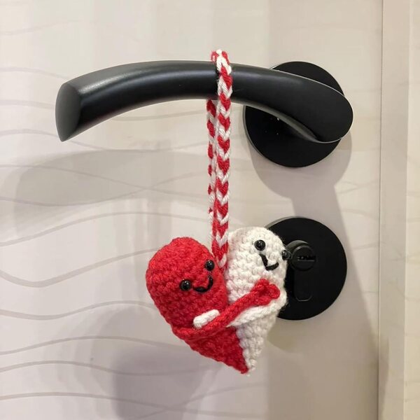 Bambola a forma di cuore fatta a mano in maglia, decorazione e regalo positivo