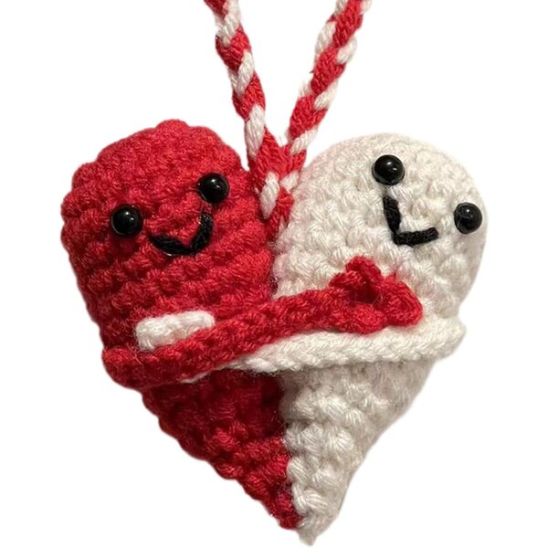 Bambola a forma di cuore fatta a mano in maglia, decorazione e regalo positivo