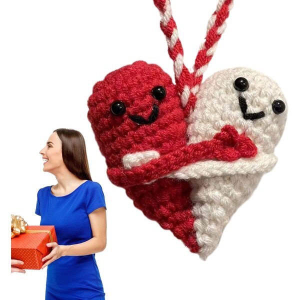Bambola a forma di cuore fatta a mano in maglia, decorazione e regalo positivo