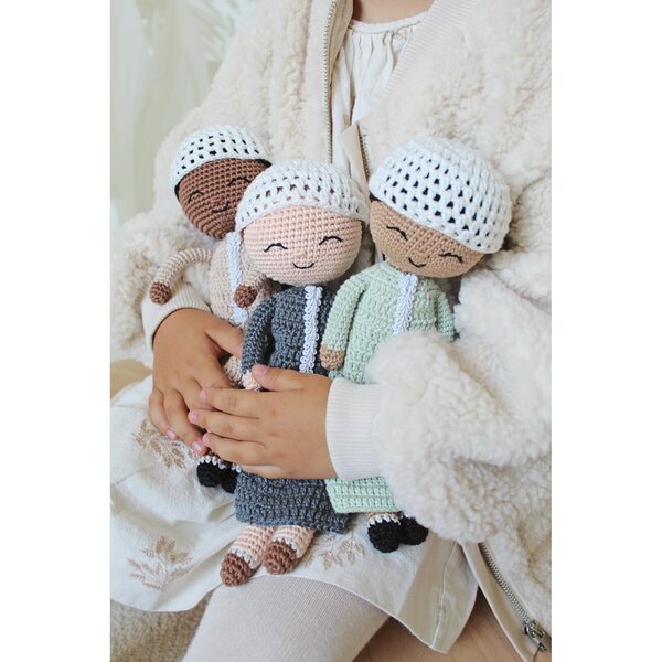 Handgefertigte islamische Häkelpuppe von Naim mit Kufi, Buchstaben und Papiersamen