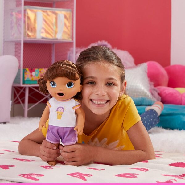 Baby Alive Roller Skate Baby: Puppe mit braunen Haaren und Rollschuhen inklusive