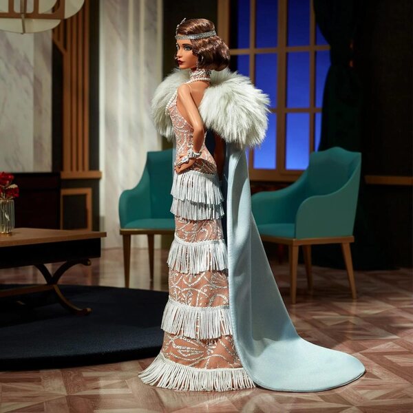 Barbie Signature Twenties im Luxus-Couture-Flapper mit puderblauem Umhang