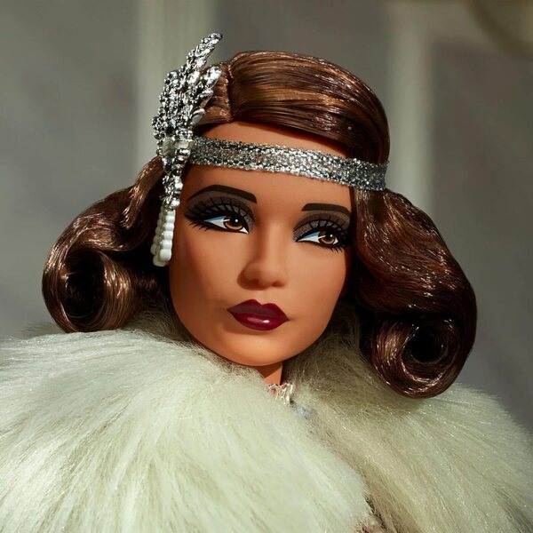 Barbie Signature Twenties im Luxus-Couture-Flapper mit puderblauem Umhang