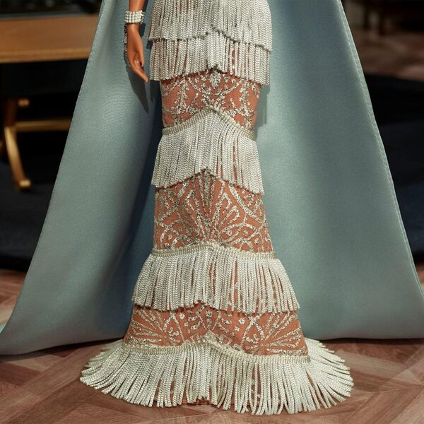 Barbie Signature Twenties im Luxus-Couture-Flapper mit puderblauem Umhang