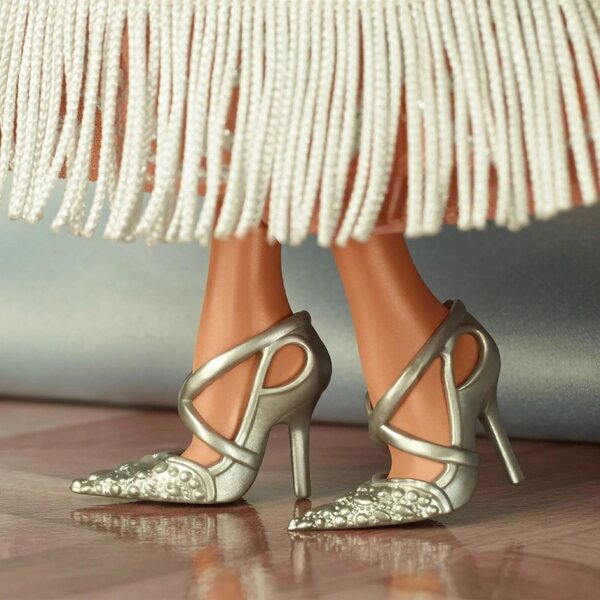 Barbie Signature Twenties im Luxus-Couture-Flapper mit puderblauem Umhang