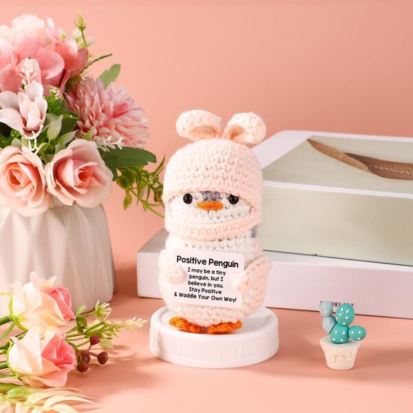 TOYMIS Positiver Wollpinguin mit Hasenmütze 11,5 cm – Ermutigendes Geschenk