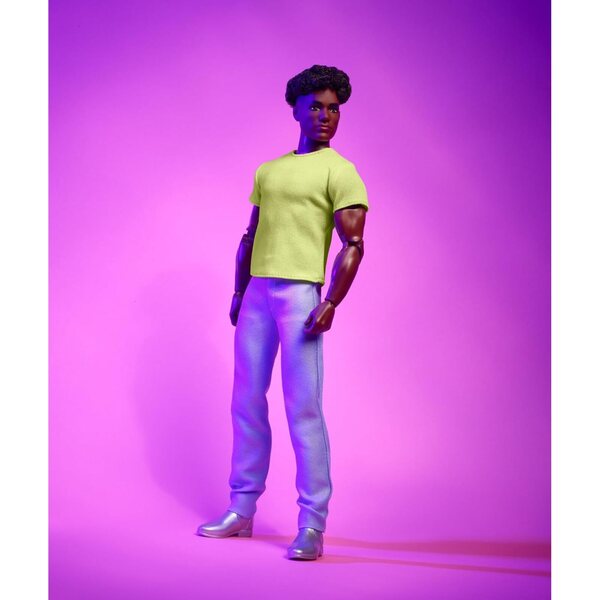 Ken Barbie Looks: 2000er-Jahre-Puppe mit Chartreuse-T-Shirt und metallic-silbernen Stiefeln