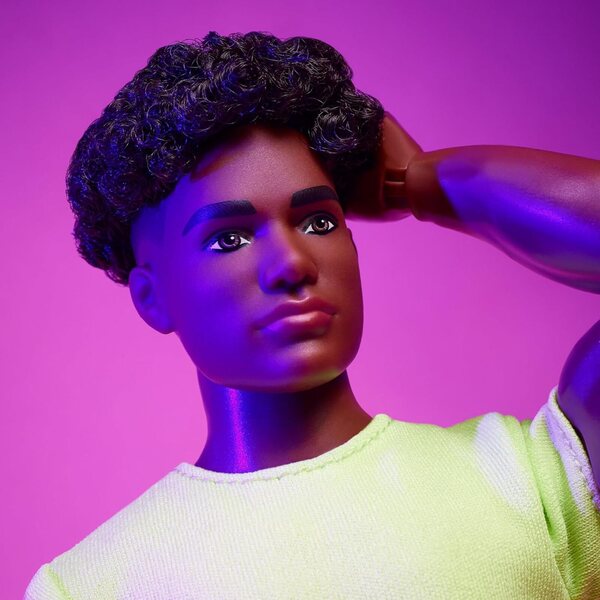 Ken Barbie Looks: 2000er-Jahre-Puppe mit Chartreuse-T-Shirt und metallic-silbernen Stiefeln