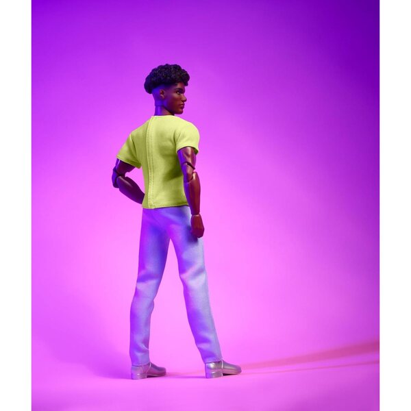 Ken Barbie Looks: 2000er-Jahre-Puppe mit Chartreuse-T-Shirt und metallic-silbernen Stiefeln