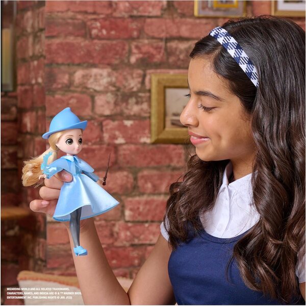 Fleur Delacour Harry Potter 20,3 cm großes Puppenset mit 2 Kleidern und 8 magischen Accessoires