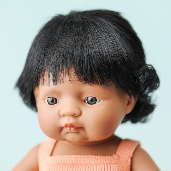 Miniland 38 cm große hispanische Puppe, handgefertigt, um etwas über Vielfalt und Inklusion zu lernen