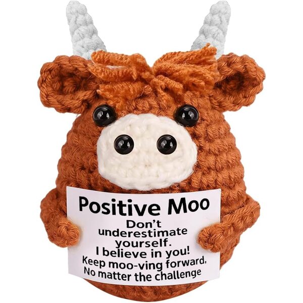 Gestrickte Weihnachts-Hochlandkuh-Puppe mit positiver Botschaft, Mini-Festdekoration