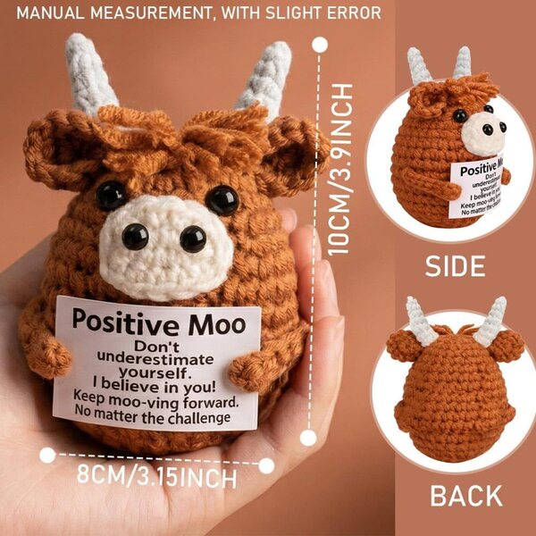 Gestrickte Weihnachts-Hochlandkuh-Puppe mit positiver Botschaft, Mini-Festdekoration