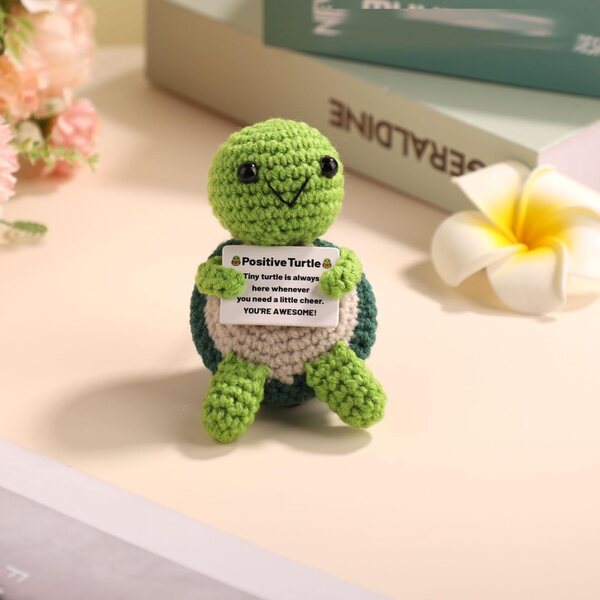 TOYMIS Mini grüne Häkelschildkröte – emotionales Spielzeug und motivierende Dekoration