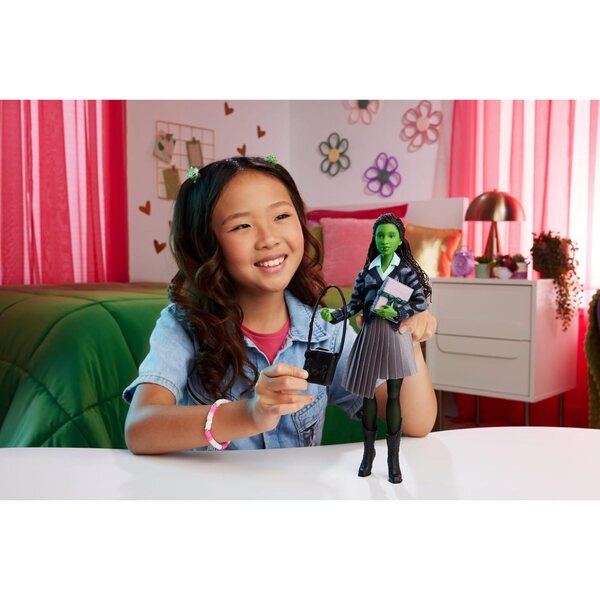 Elphaba-Modepuppe von Wicked mit Schuluniform und Original-Accessoires