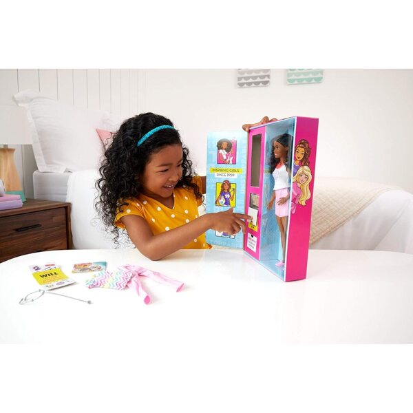 Barbie Careers Surprise Kleider, afroamerikanische Puppe mit 2 Kleidungsstücken und Accessoires für Kinder ab 3 Jahren