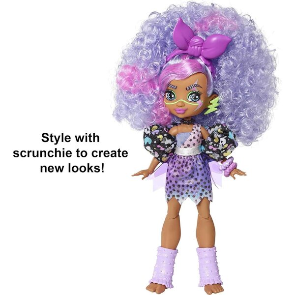 Bambola Cave Club Bashley Dino Rockin' Party con 10 accessori, capelli viola e outfit preistorico